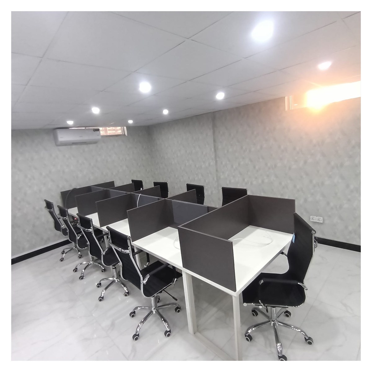 Workstations with 3 Side Partition and Metal Base Workstations with 3 Side Partition and Metal Base